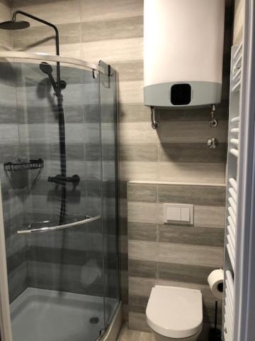 ספליט Bedroom With Bathroom Shower מראה חיצוני תמונה