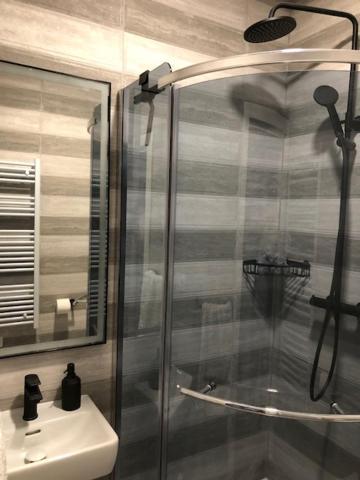 ספליט Bedroom With Bathroom Shower מראה חיצוני תמונה
